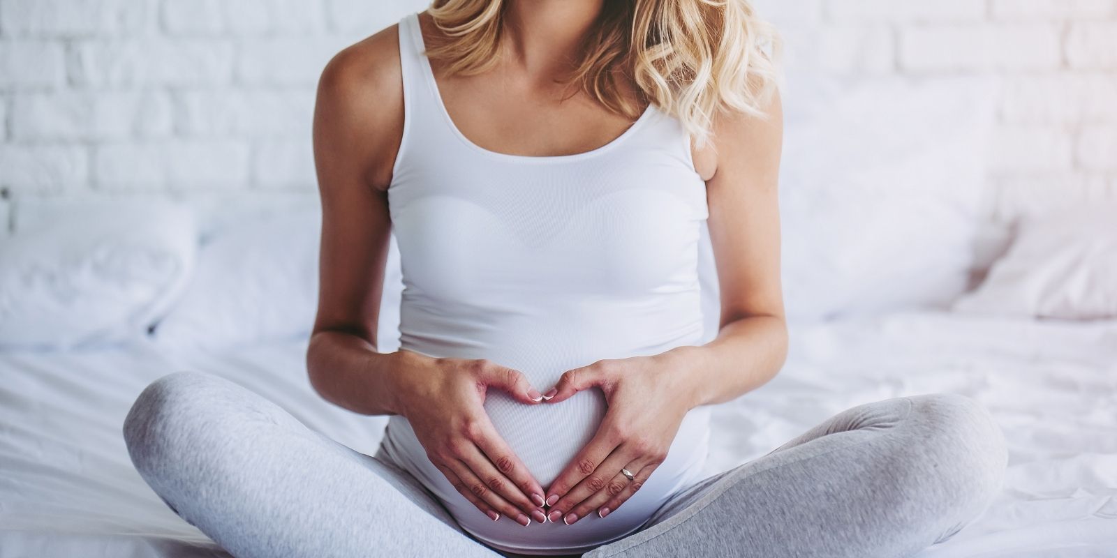 donna in gravidanza che accarezza il pancione