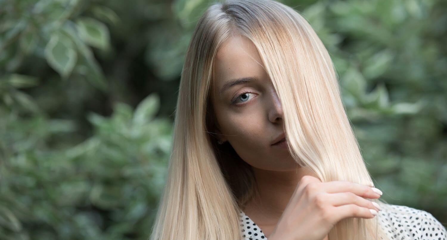 donna bionda con capelli lisci e lucenti.