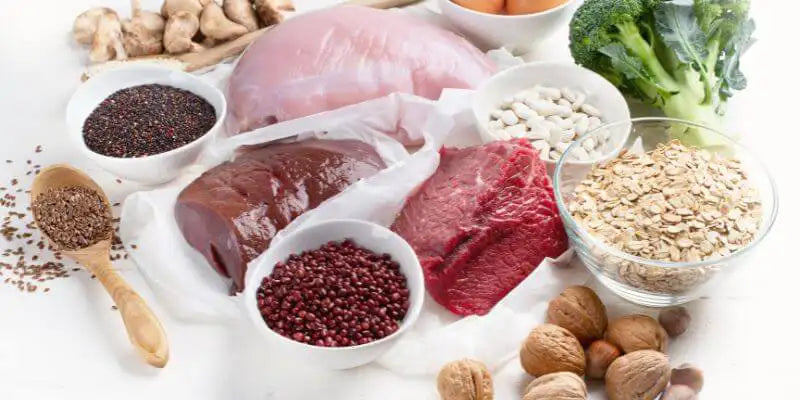 Alimenti ad alto contenuto di ferro come carne rossa, cereali, noci e broccoli.